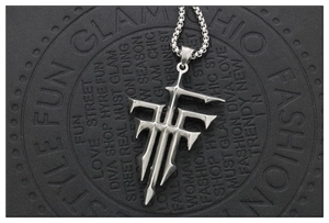 Macro-opname van de gotische FFF hanger ketting met geometrische sculptuurdetails