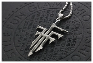 Detail van vintage punk geometrische totem hanger met duurzame roestvrijstalen box-ketting