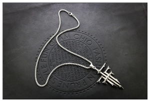 Gotische FFF Clan kruis hanger ketting in vintage zilver staal met een bolletjesketting