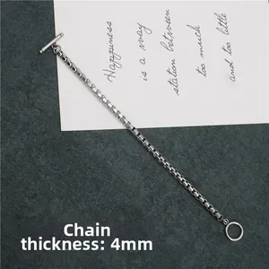 Dettaglio catena box da 4mm in acciaio inossidabile con chiusura a T e texture metallo