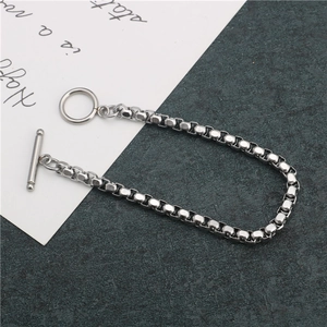 Dettaglio del bracciale a catena box in acciaio inossidabile con chiusura a barra OT
