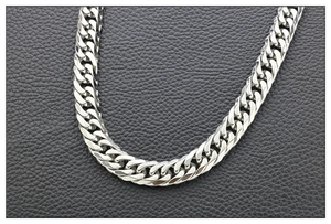 Cadena cubana gruesa plateada de acero de titanio pulido estilo punk para hombre y mujer
