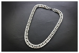 Collar clásico de cadena cubana de acero de titanio plateado con cierre de langosta en cuero