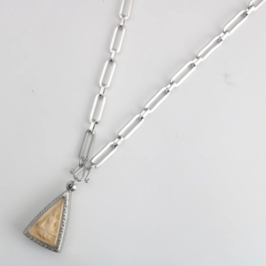 Collana lunga in acciaio inossidabile con ciondolo Buddha triangolare e finitura argento