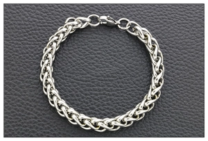 Vista dettagliata del bracciale a catena in acciaio inossidabile con chiusura a moschettone