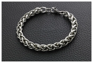 Vista dettagliata del bracciale a catena di grano in acciaio inossidabile argento con chiusura