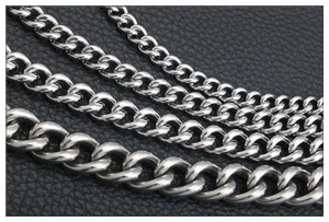 Cadenas de eslabones de acero inoxidable pulido en cuatro grosores sobre cuero negro