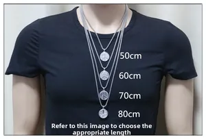 Längenvergleich silberner Friedenszeichen-Halsketten von 50cm bis 80cm auf schwarzem Shirt