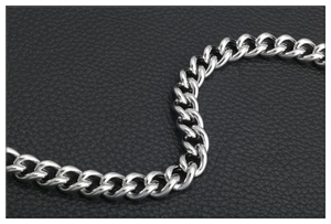 Collar de cadena de eslabones cubanos de acero inoxidable pulido sobre cuero negro