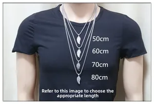 Comparaison de longueurs de collier aile d'ange en argent de 50cm à 80cm sur modèle