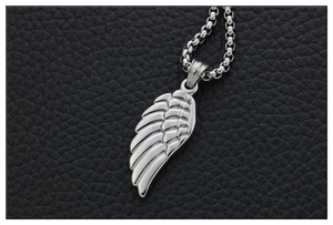 Vue macro d'un pendentif plume en argent sur cuir noir pour un style hip-hop tendance