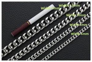 Diverse larghezze di catene a maglia cubana argento da 6mm a 13mm su sfondo in pelle