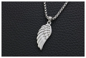 Pendentif ailes d'ange en argent poli avec chaîne en acier sur fond de cuir noir