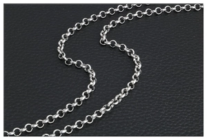 Gros plan d'une chaîne maille jante en acier inoxydable sur cuir noir texture