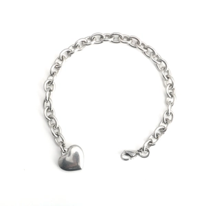 Détail d'un bracelet en acier titane argenté avec un pendentif en forme de cœur poli