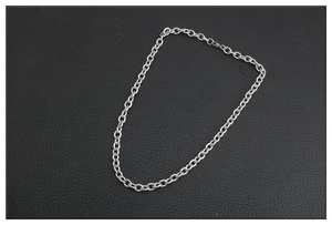 Detalle de cadena de eslabones cruzados de acero inoxidable plateado con acabado brillante