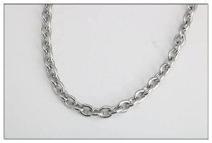 Primer plano de los eslabones de cadena de acero inoxidable con textura de metal