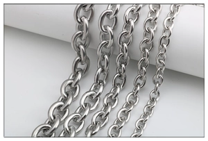 Primer plano de cadenas de acero inoxidable en cinco grosores diferentes pulidos