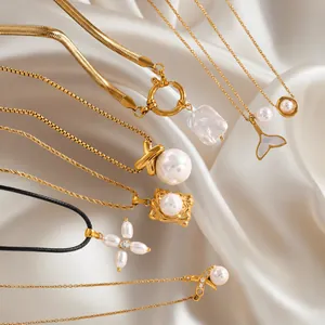 Set di collane dorate in acciaio inossidabile con perle barocche su seta bianca