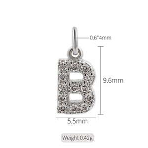 Ciondolo lettera B in rame con zirconi per collane e bracciali con dettagli dimensionali