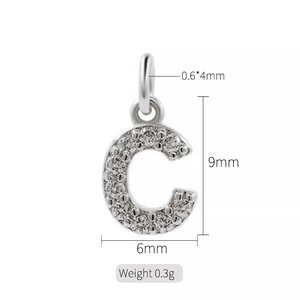 Ciondolo lettera C in rame argento con zirconi micro-pavé, dettaglio 9x6mm