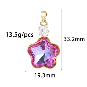 Sternförmiger vergoldeter Anhänger mit lila Zirkonia und Maßen 33,2 mm x 19,3 mm