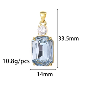 Detailansicht eines hellblauen Edelstein-Goldanhängers mit 33,5 mm Höhe und 10,8 g Gewicht