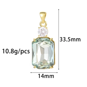 Detail eines 33,5mm Goldanhängers mit grünem Edelstein im Rechteckschliff und Zirkonia