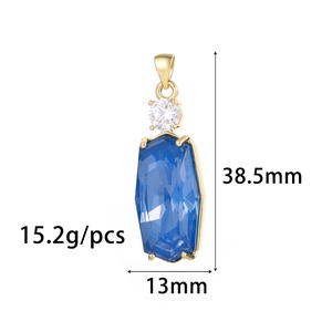 Vergoldeter Anhänger mit blauem Edelstein, Maße 38,5 mm x 13 mm und 15,2 g Gewicht