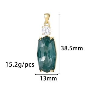 Makroansicht des vergoldeten grünen Zirkon-Anhängers mit Maßen 38,5 mm x 13 mm