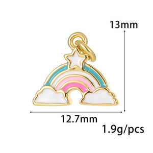 Détail d'un pendentif arc-en-ciel en émail de 13mm avec bordure dorée et dimensions