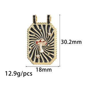 Detail van afmetingen van vergulde paddenstoel-tarot hanger met zwart email en sterren