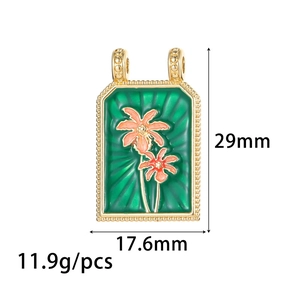 Vergulde tarot hanger met groen emaille en bloemen, afmeting 29 mm bij 17,6 mm