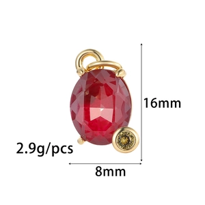 Detalle del colgante ovalado de circonita roja bañada en oro con una altura de 16 mm