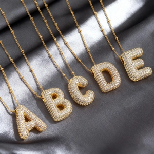 Collares con colgantes de letras, circonitas micro pavé y cadenas de satélite chapadas en oro
