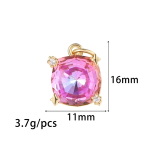 Vista detallada del colgante de circón rosa de 16mm con engaste dorado para joyería DIY