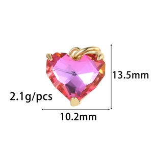 Vista detallada del colgante corazón de circón rosa con medidas 13,5x10,2mm y peso 2,1g