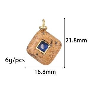 Vue détaillée du pendentif carré en pierre montrant les dimensions de 21,8 mm sur 16,8 mm