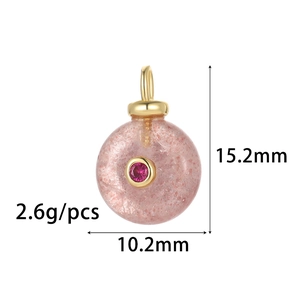Détail macro d'un pendentif en pierre naturelle avec zircon rose et dimensions