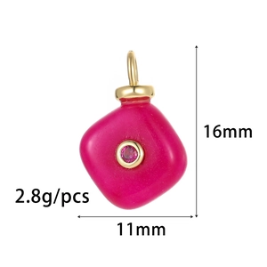 Détail macro du pendentif géométrique en pierre rose rouge avec zircon rose et or