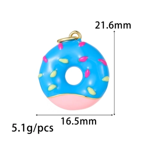 Süßer blauer Donut-Anhänger mit bunten Streifen und goldener Öse für Schmuck