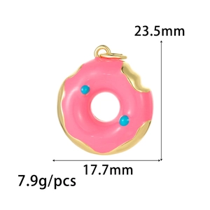Makro-Detail von rosa Emaille-Donut-Anhänger mit blauen Punkten und 23,5 mm Höhenmaß