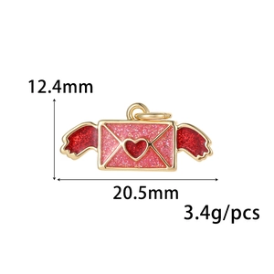 Roze glitter envelop hanger met rood hart voor DIY sieraden maken 20mm x 12mm maat