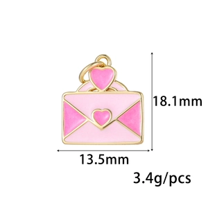 Detailweergave van roze emaille hart envelop hanger met afmetingen 18,1 mm bij 13,5 mm