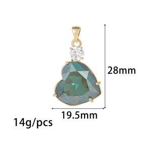Makroansicht des grünen Herz-Zirkon-Anhängers mit Maßen von 28 mm Höhe und 19,5 mm Breite