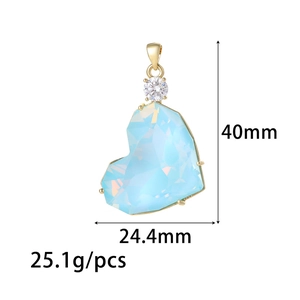 Details des herzförmigen blauen Kristallanhängers mit Maßen von 40 mm Höhe und 24,4 mm Breite