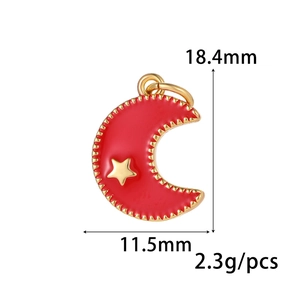 Detail van rode maan hanger met gouden ster, hoogte 18,4 mm en breedte 11,5 mm getoond