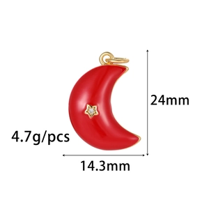 Detailweergave van rode maanhanger met gouden ster en afmetingen 24mm bij 14,3mm