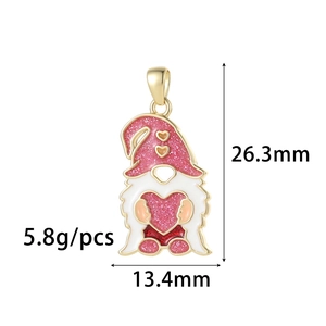 Detail van roze glitter kabouter hanger met afmetingen 26,3mm bij 13,4mm en hartmotief