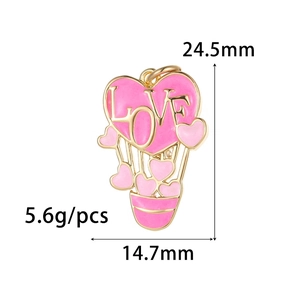 Détail du pendentif cœur montgolfière rose avec texte LOVE et dimensions